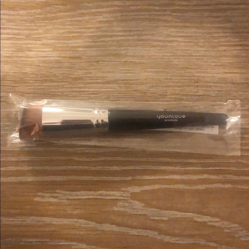 Younique liquid foundation brush